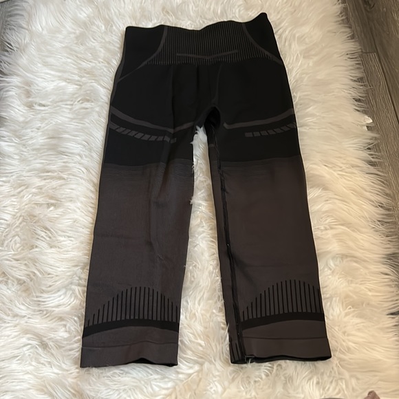 Black and grey Gymshark cropped leggings - Picture 2 of 3